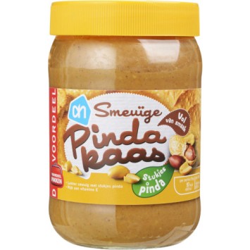 Smeuïge pindakaas met stukjes pinda